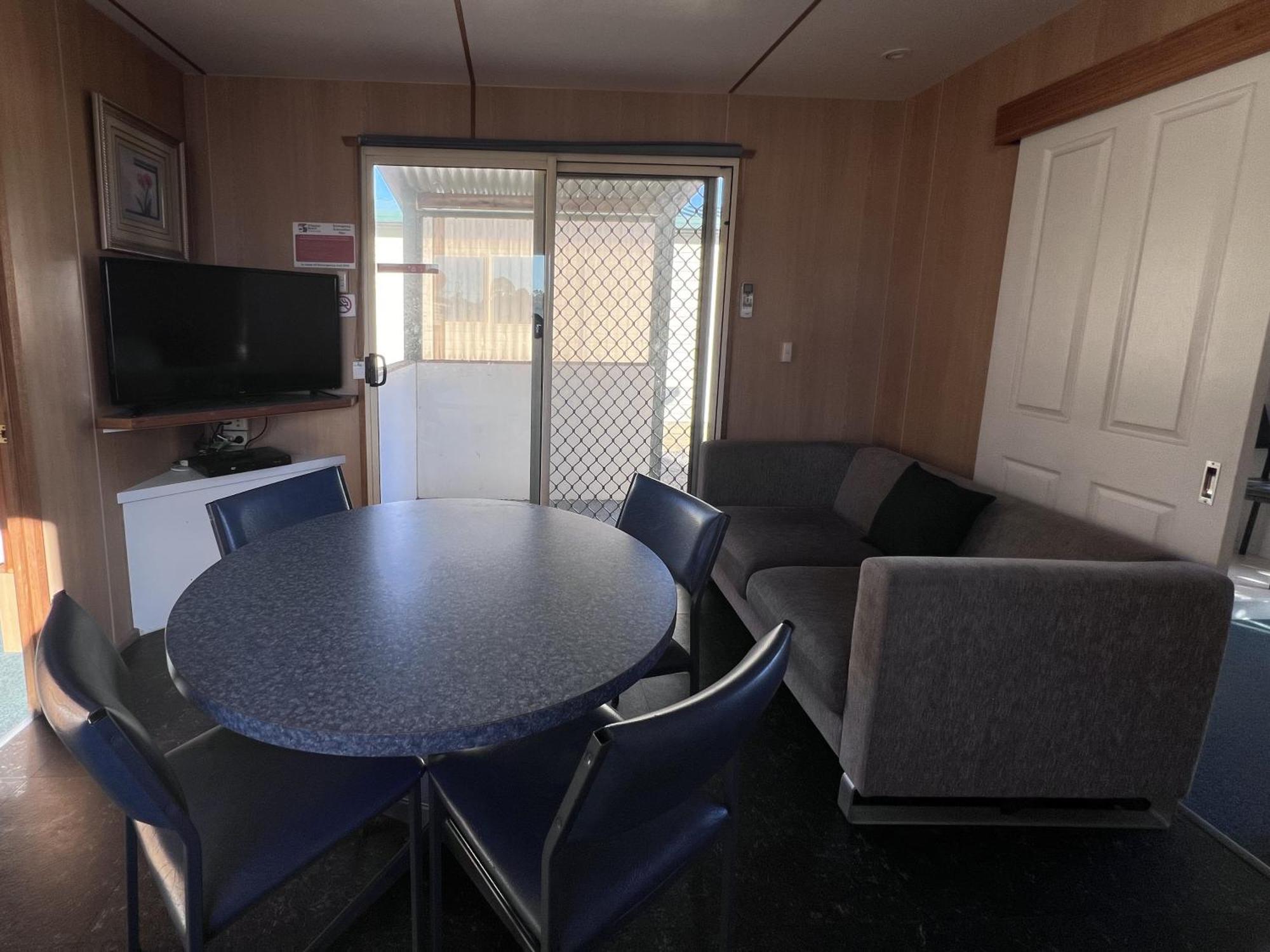 Strahan Beach Tourist Park Room photo